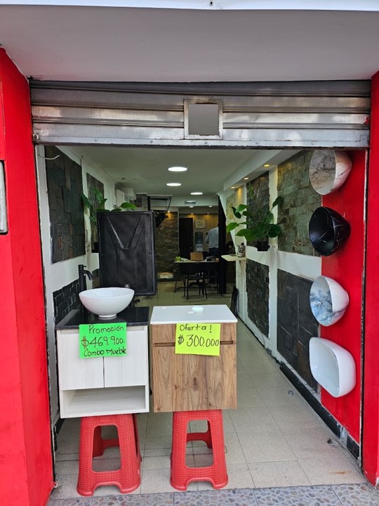 Entrada de La Roca con muros de piedra, muebles de baño y pozetas