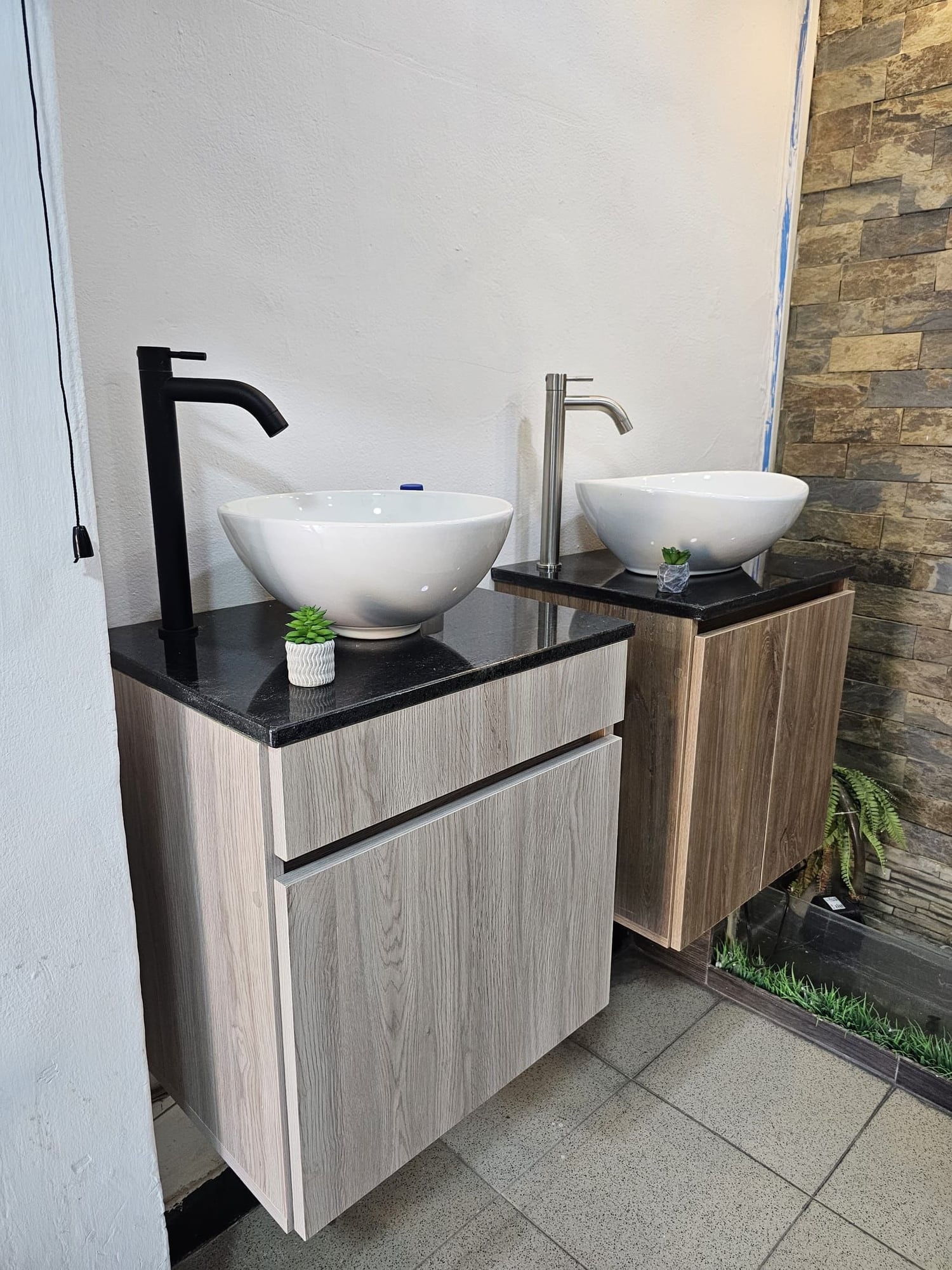 Combo de mueble de baño con pozeta y grifería