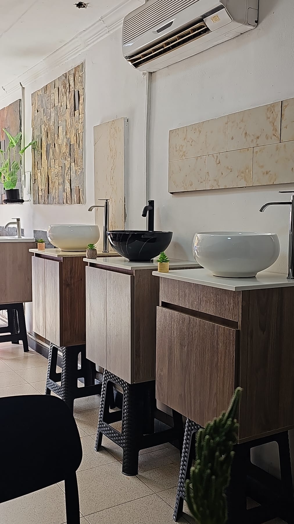 Muebles de baño con lavamanos y grifería en el local de La Roca