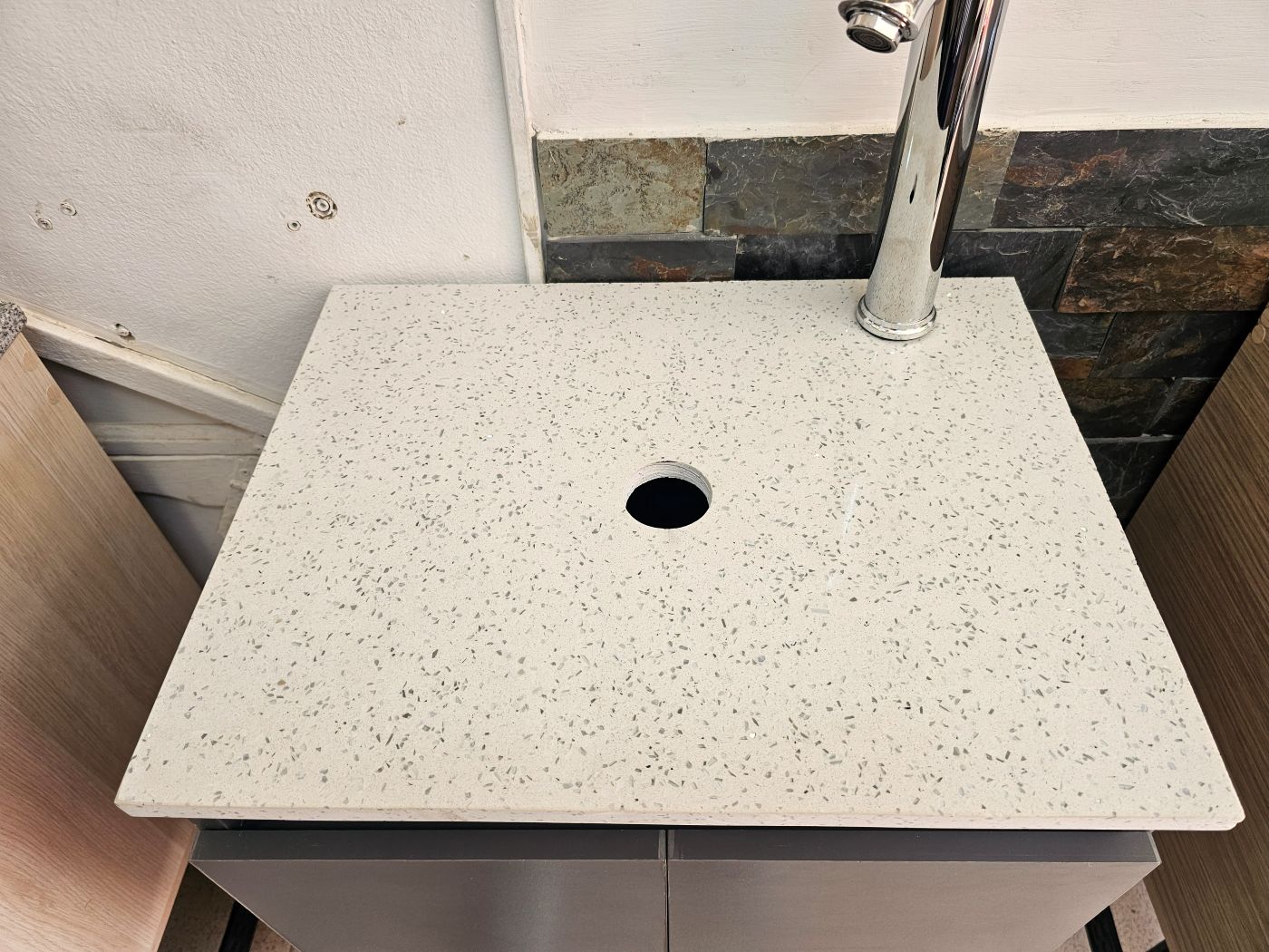 Mesón granito blanco punteado