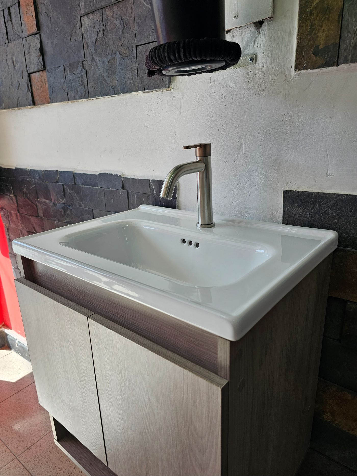 Mueble de baño con lavamanos integrado y grifo pequeño