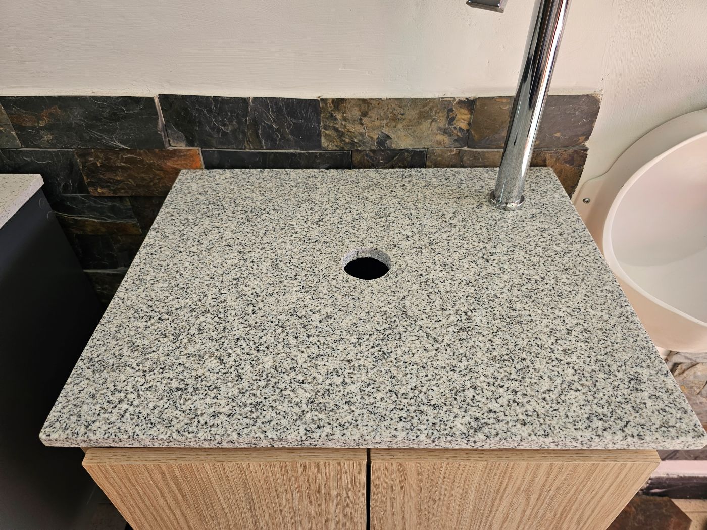 Mesón granito gris punteado